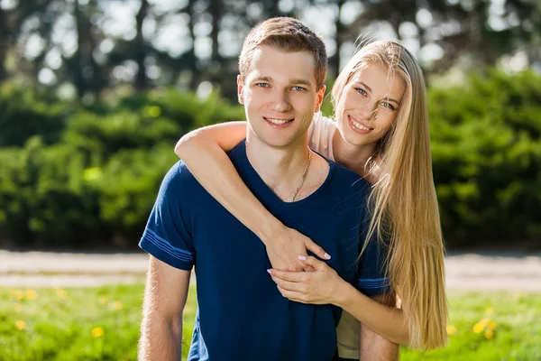 Gelukkige jonge mensen buiten — Stockfoto