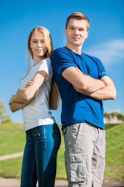 Gelukkige jonge mensen buiten — Stockfoto