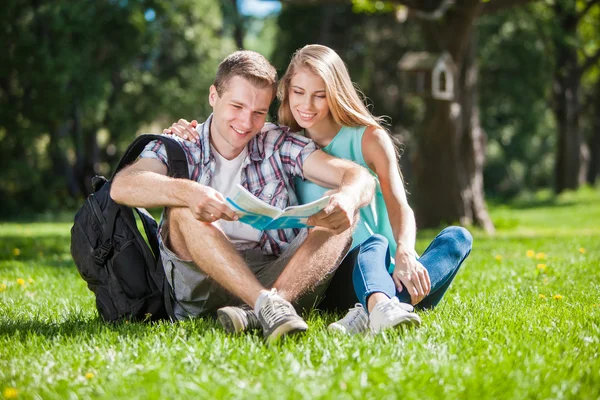 Gelukkige jonge mensen buiten — Stockfoto