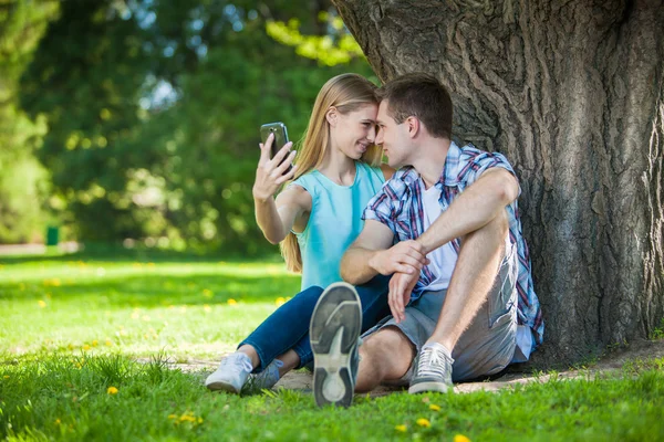 Gelukkige jonge mensen buiten — Stockfoto