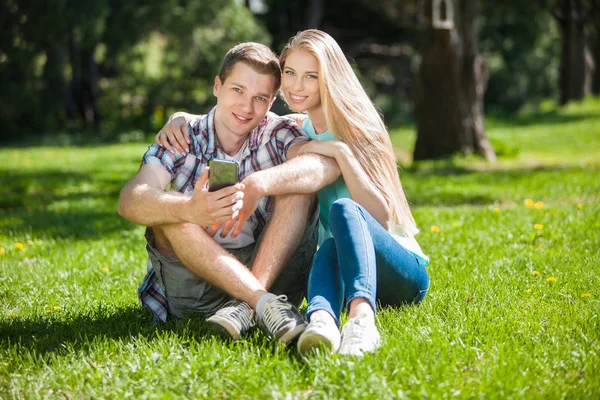 Gelukkige jonge mensen buiten — Stockfoto