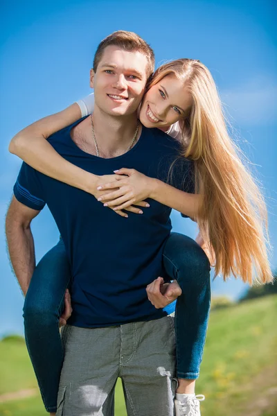 Glückliche junge Menschen im Freien — Stockfoto