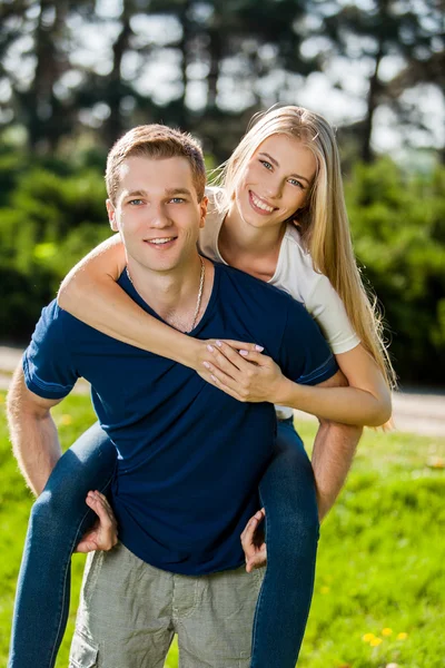 Gelukkige jonge mensen buiten — Stockfoto