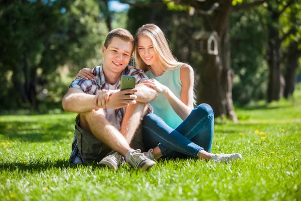 Gelukkige jonge mensen buiten — Stockfoto