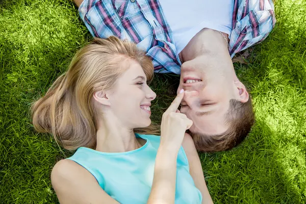 Gelukkige jonge mensen buiten — Stockfoto