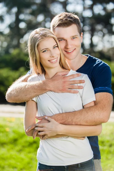 Gelukkige jonge mensen buiten — Stockfoto