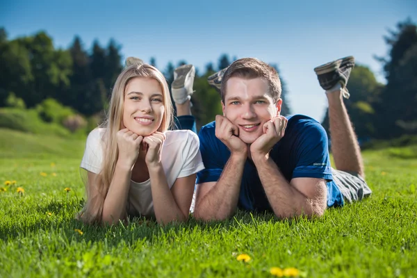 Gelukkige jonge mensen buiten — Stockfoto