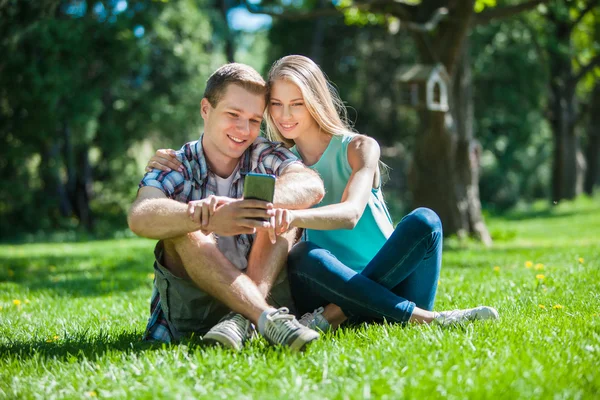 Gelukkige jonge mensen buiten — Stockfoto