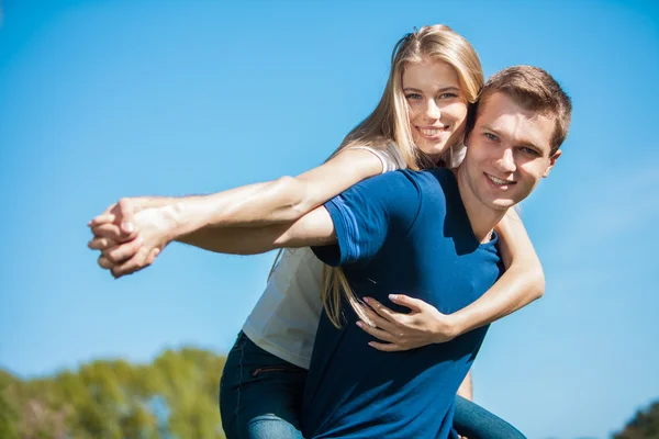 Gelukkige jonge mensen buiten — Stockfoto