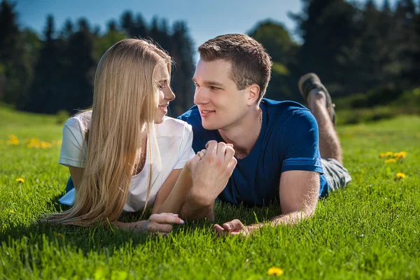 Glückliche junge Menschen im Freien — Stockfoto