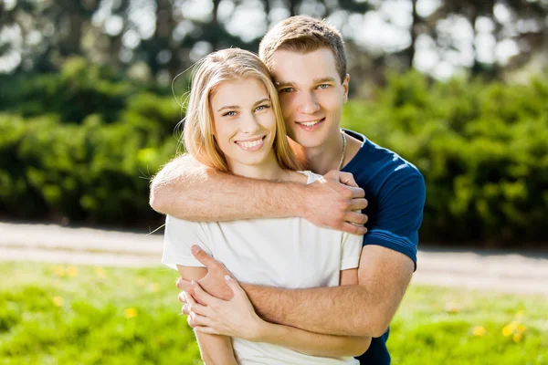 Gelukkige jonge mensen buiten — Stockfoto