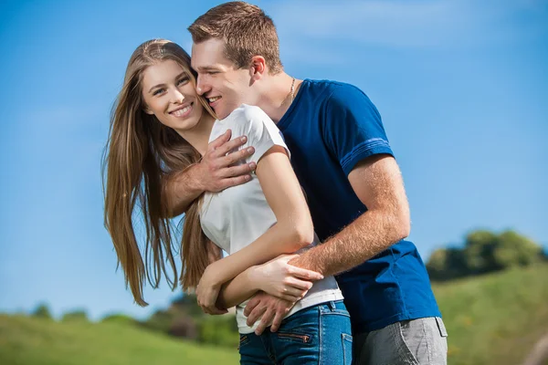 Gelukkige jonge mensen buiten — Stockfoto