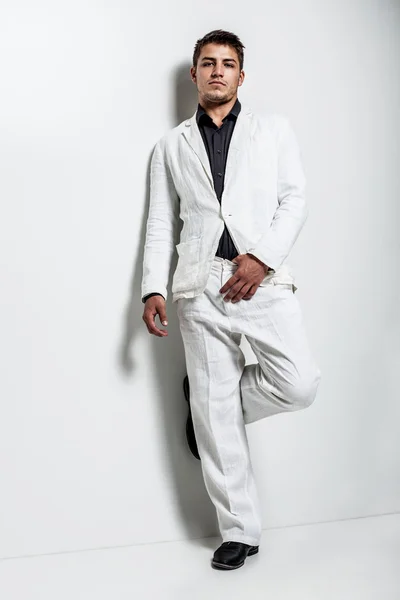 Noszenie biały garnitur młodego człowieka — Zdjęcie stockowe