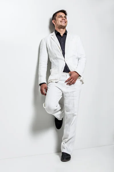 Молодий чоловік у білому костюмі — стокове фото