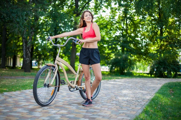 Joven hermosa chica con bicicleta —  Fotos de Stock