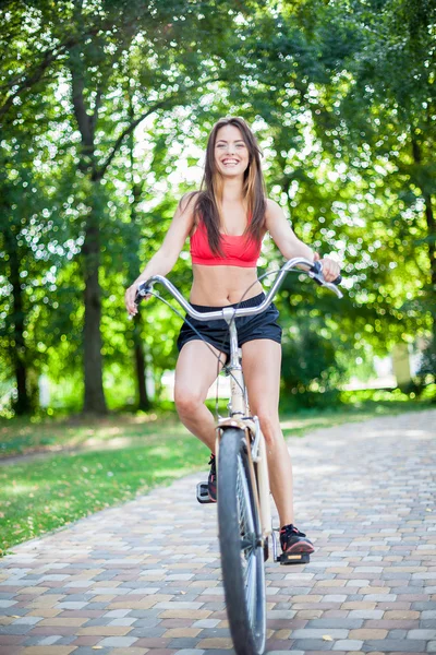 Молодая красивая девушка с велосипедом — стоковое фото