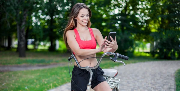 Joven hermosa chica con bicicleta —  Fotos de Stock