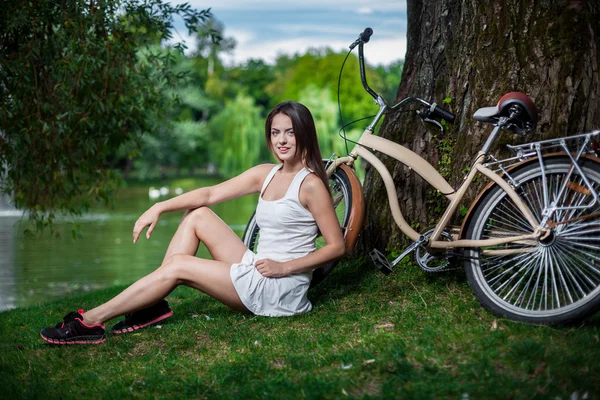 Giovane bella ragazza con bici — Foto Stock