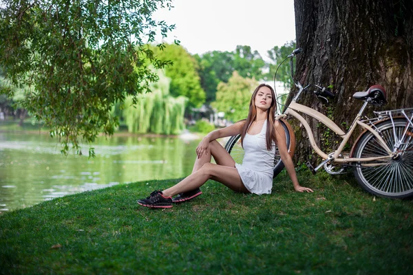 Joven hermosa chica con bicicleta —  Fotos de Stock