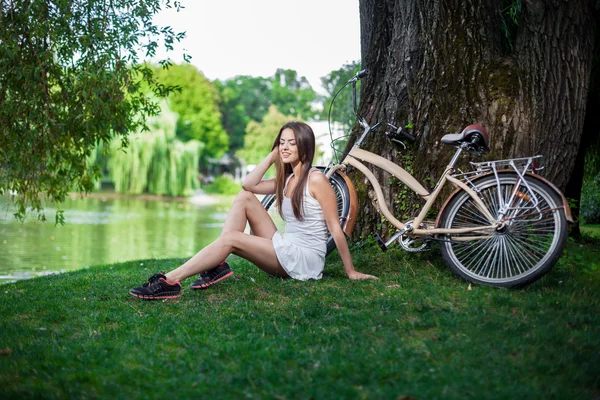 Joven hermosa chica con bicicleta —  Fotos de Stock