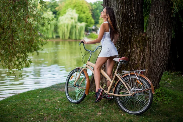 Joven hermosa chica con bicicleta —  Fotos de Stock