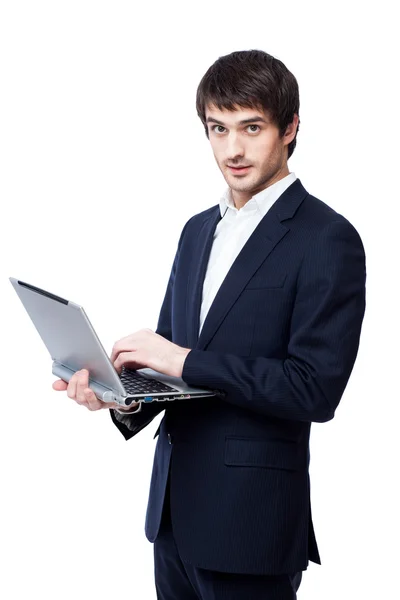 Genç işadamı, beyaz arka plan üzerinde dizüstü bilgisayar kullanmak. — Stok fotoğraf