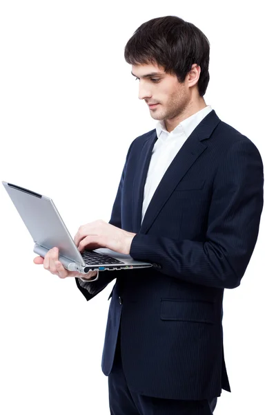 Il giovane uomo d'affari usa il computer portatile su sfondo bianco . — Foto Stock