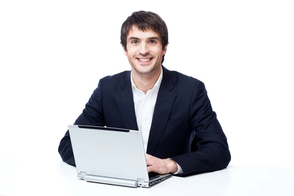 Homem de negócios com laptop isolado no branco — Fotografia de Stock