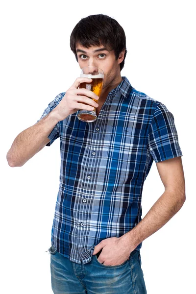 Homem com copo de cerveja isolado em branco — Fotografia de Stock