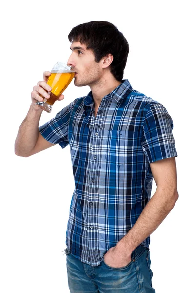 Mann mit Bierglas isoliert auf weiß — Stockfoto