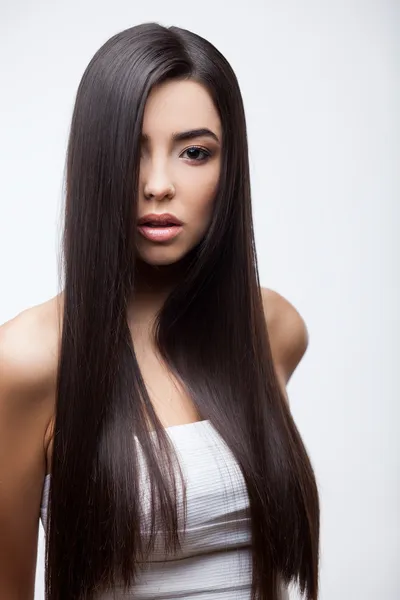 Bella ragazza bruna con capelli lunghi sani — Foto Stock