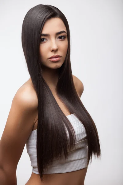 Bella ragazza bruna con capelli lunghi sani — Foto Stock