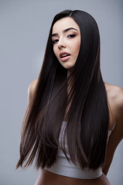 Bella ragazza bruna con capelli lunghi sani — Foto Stock