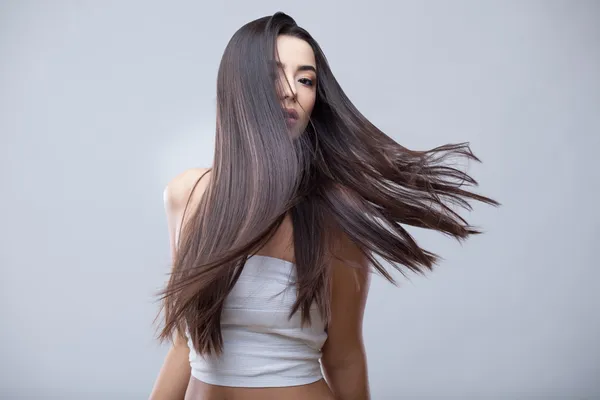 Mooie brunette meisje met gezonde lange haren — Stockfoto