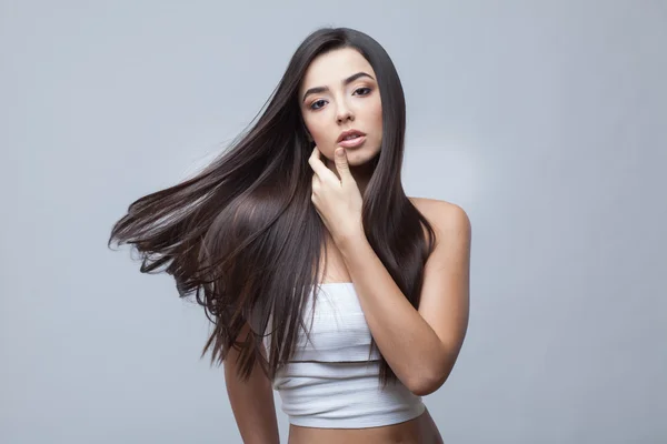 Schöne brünette Mädchen mit gesunden langen Haaren — Stockfoto