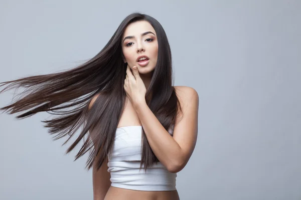 Menina morena bonita com cabelo longo saudável — Fotografia de Stock