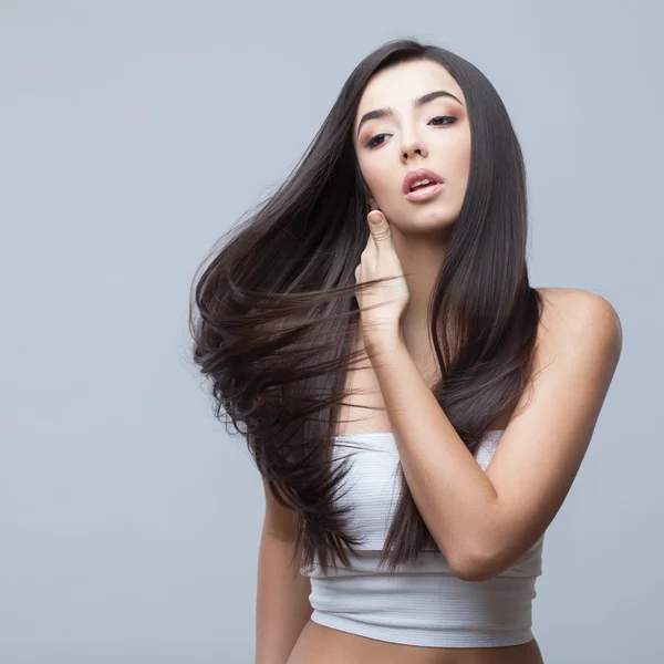 Menina morena bonita com cabelo longo saudável — Fotografia de Stock