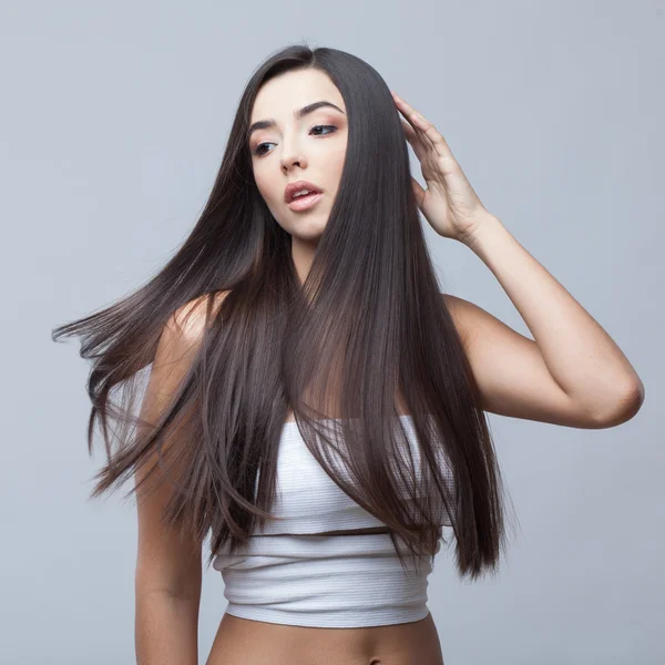 Sağlıklı uzun saçlı güzel esmer kız — Stok fotoğraf