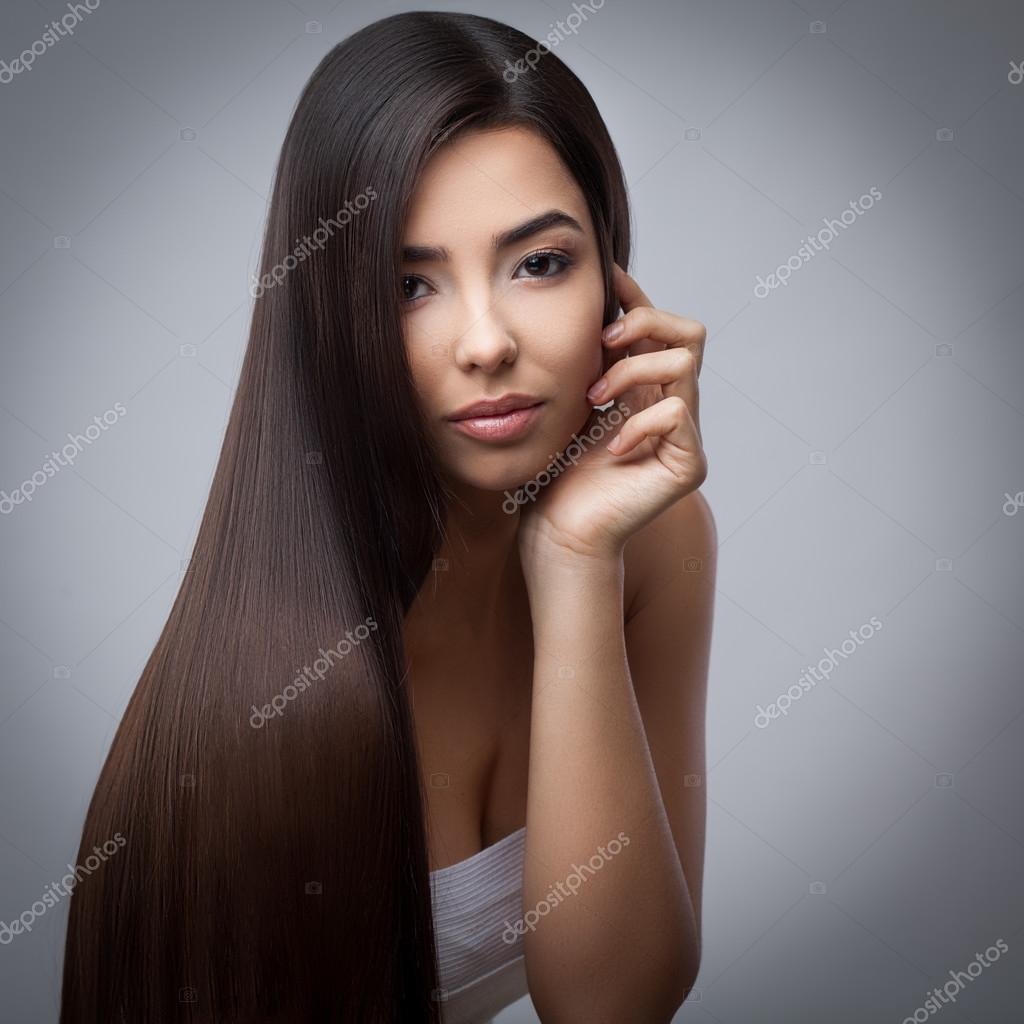 Mulher de cabelo bonito com retrato feminino de cabelo longo morena beleza  helathy penteado. tiro do estúdio.