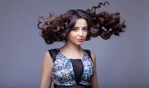 Menina morena bonita com cabelo longo saudável — Fotografia de Stock