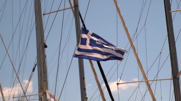 Греческий флаг на мачте яхты, машущий ветром на фоне неба — стоковое видео