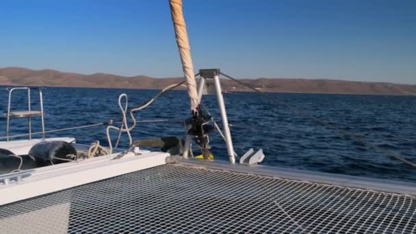 Vista desde la proa del yate catamarán crucero por mar, Grecia, Europa — Vídeos de Stock