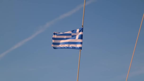 Grecka flaga na maszcie jachtowym machająca na wietrze nad tłem nieba — Wideo stockowe