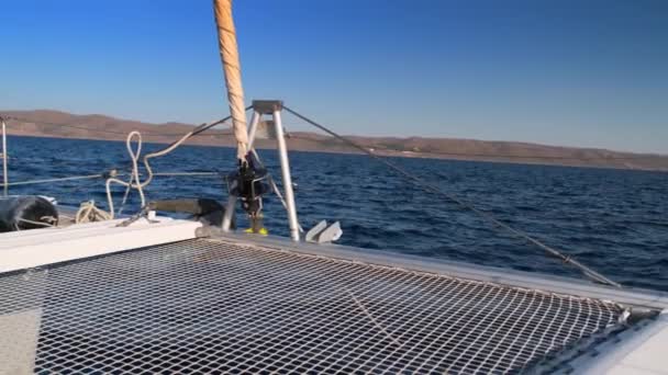 Θέα από την πλώρη του καταμαράν γιοτ κρουαζιέρα στη θάλασσα, Ελλάδα, Ευρώπη — Αρχείο Βίντεο
