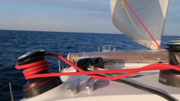 Θέα από την πλώρη του καταμαράν γιοτ κρουαζιέρα στη θάλασσα, Ελλάδα, Ευρώπη — Αρχείο Βίντεο