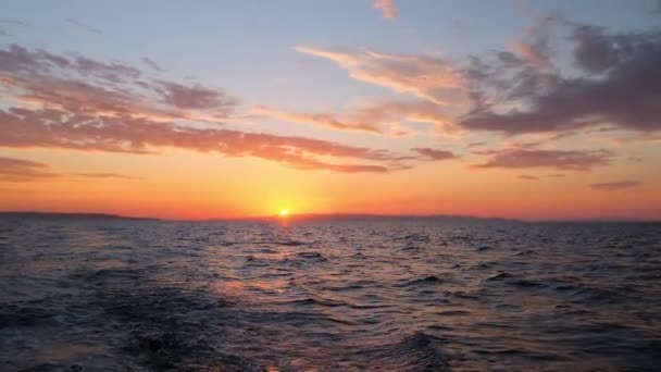 O sol nasce sobre as ondas do mar no início da manhã — Vídeo de Stock