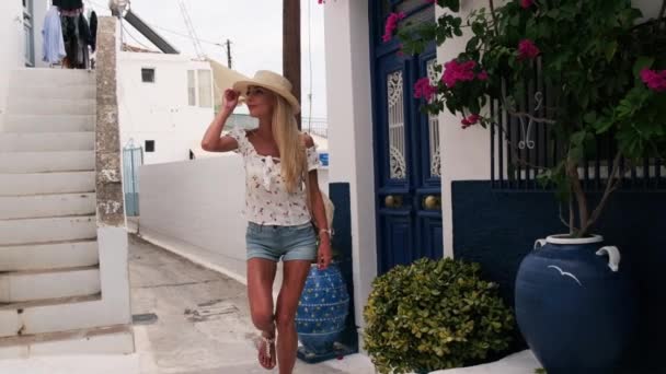 Όμορφη κοπέλα τουρίστρια περπατά στους δρόμους του Πόρου, Ελλάδα — Αρχείο Βίντεο