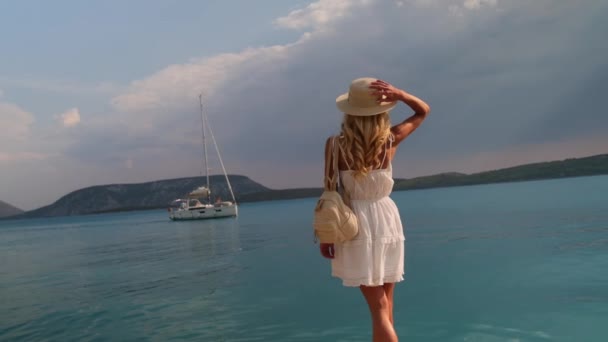 Bella ragazza turista a piedi nel Ermioni, Grecia — Video Stock
