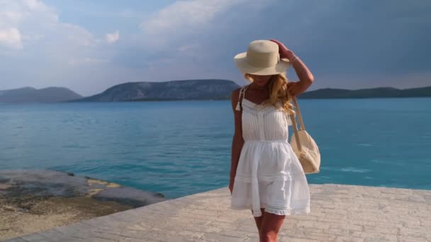 Hermosa chica turística caminando en el Ermioni, Grecia — Vídeo de stock