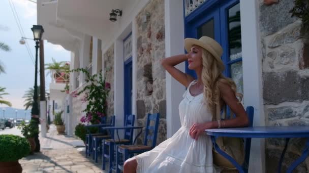 Hermosa chica turista sentada en la cafetería de verano en Ermioni, Grecia — Vídeos de Stock